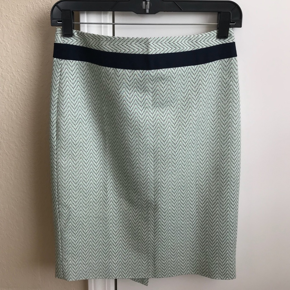 The limited green chevron pattern skirt size 0